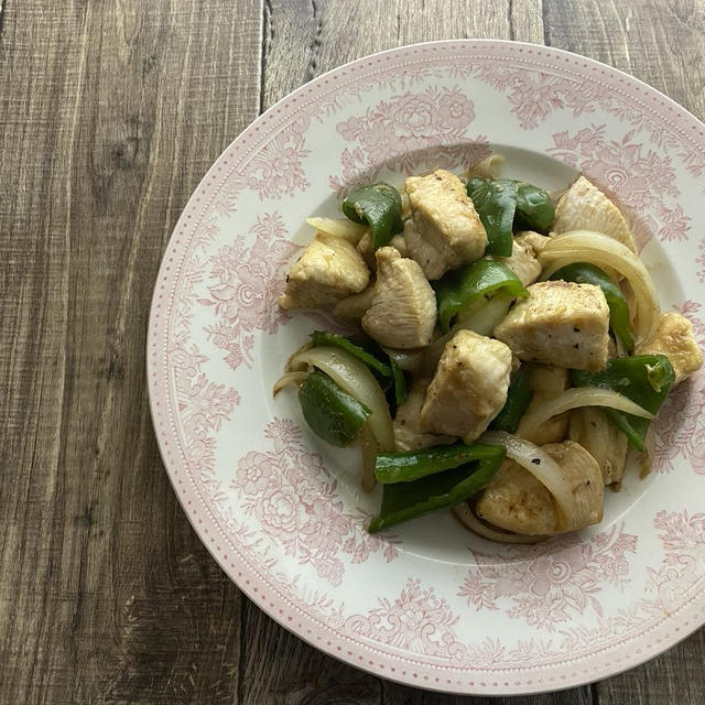 鶏むね肉とピーマンの五香粉炒め