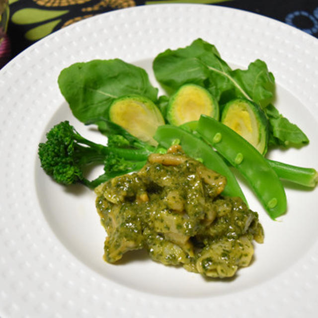 つぶ貝のジェノベーゼソース、緑の新春野菜を添えて。お刺身用のつぶ貝で簡単、華やかおつまみ。