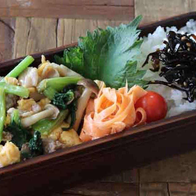 シャキシャキふわふわがクセに！豚こま肉と小松菜と卵炒め弁当
