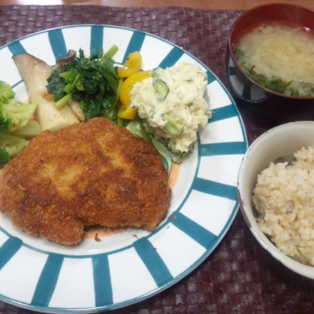 【献立】チキンカツレツ、ポテトサラダ、野菜のバターソテー、大根と海苔の味噌汁