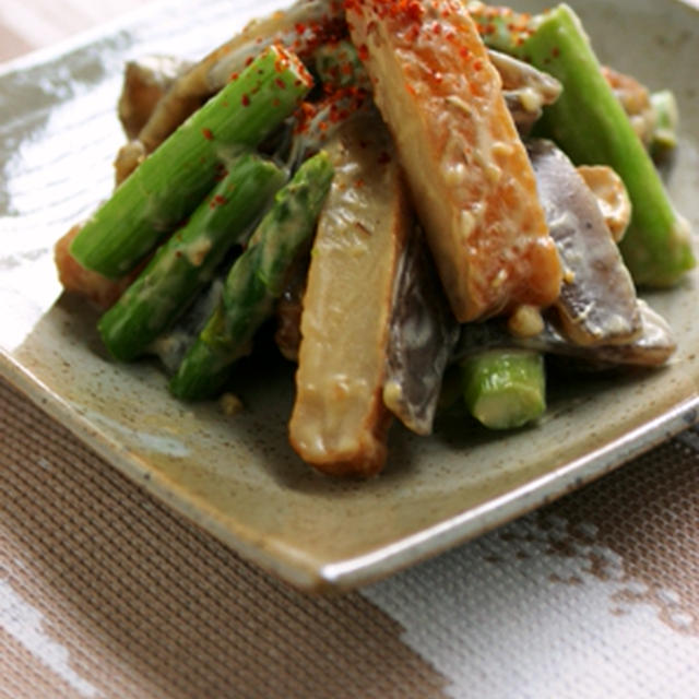 こんにゃく、アスパラ、さつま揚げの味噌マヨ炒め