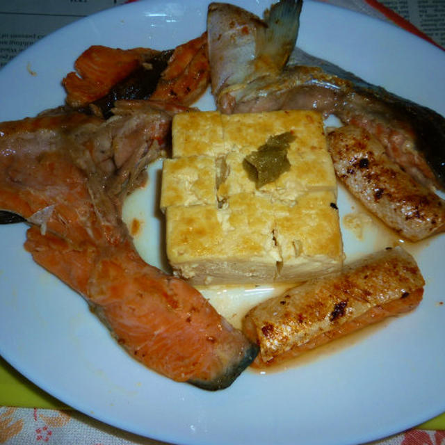 T-falで銀鮭のアラの焼き鮭＋焼き豆腐のタパス