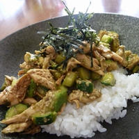 鶏ささみのアボカドときゅうりの和風サラダ丼ぶり♪