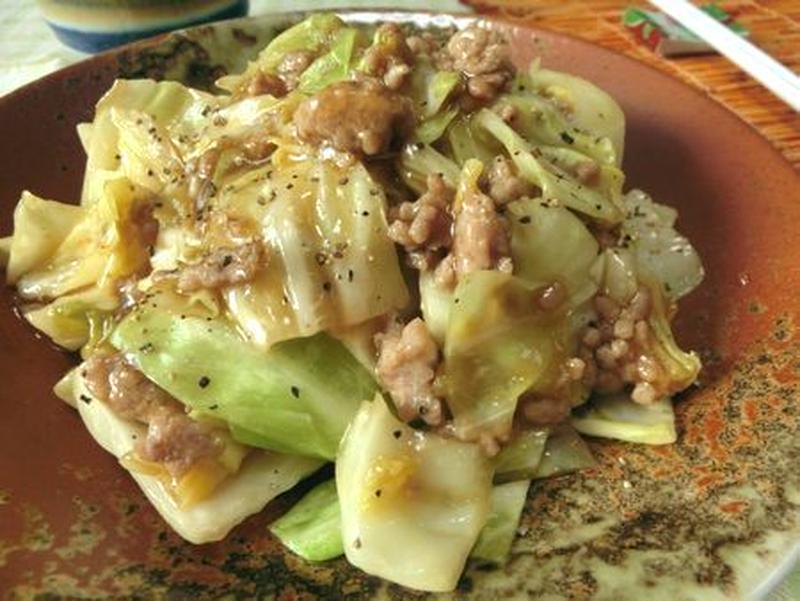 仕上げはブラックペッパーで♪　キャベツと豚ひき肉のオイスターソース炒め