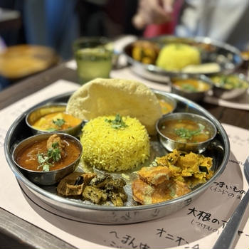 おいしいチキンビンダルーミールスランチ