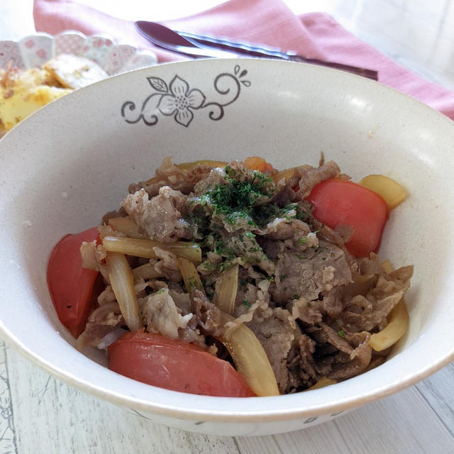 【トマト牛丼】あっさりと美味しくて野菜も食べられます。