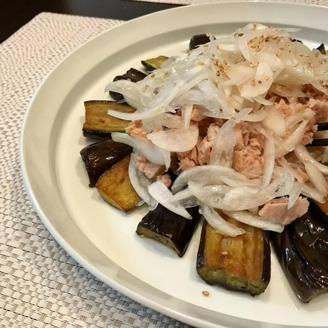 旬の新玉ねぎのスライスたっぷりに「茄子のたたき」。