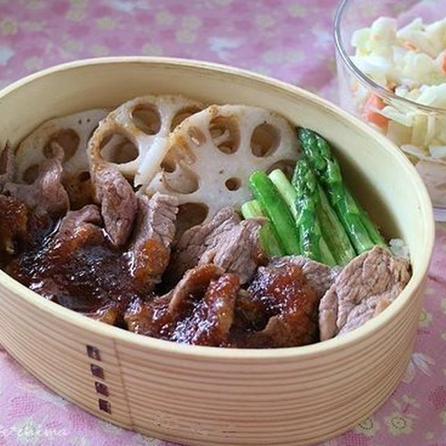 ビーフステーキ弁当と春キャベツのコールスロー