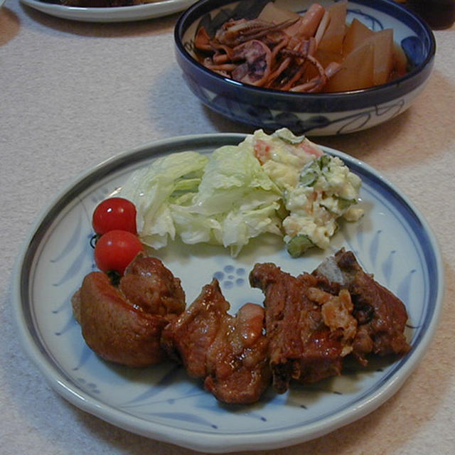 スペアリブと大根とイカの煮物