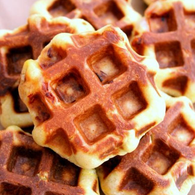 Curried Yeast Waffles with Ham and Cheddarハムとチーズ入りカレーワッフル