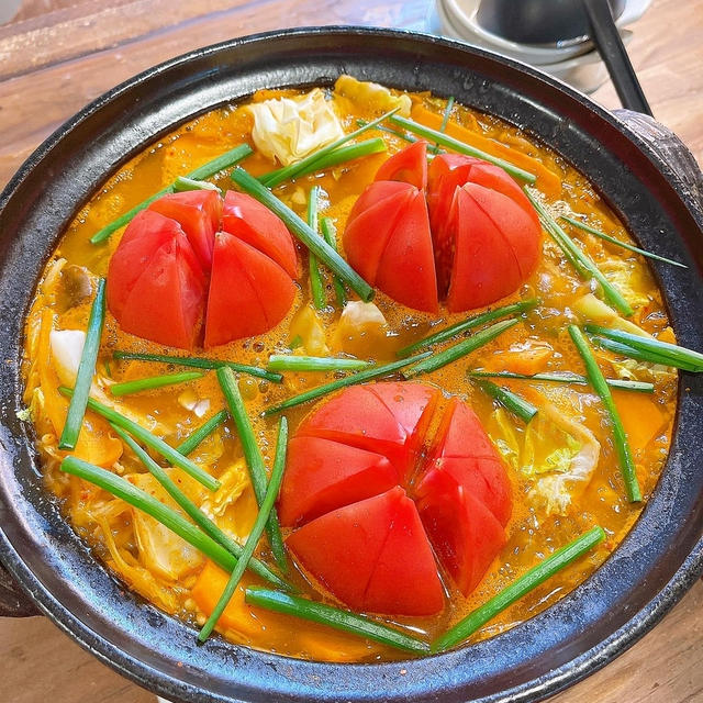 ランチはトマトキムチ鍋です！！