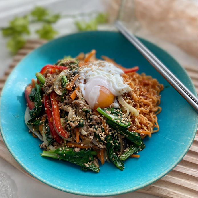 青いお皿に盛られたビビン麺