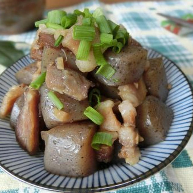 これひとつで味が決まる♪　こんにゃくとベーコンのめんつゆ炒め