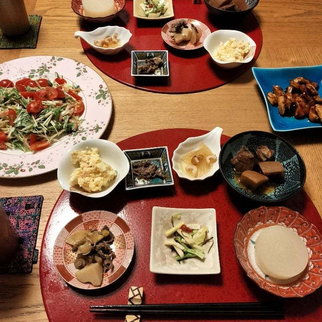 鶏山賊焼と水菜・プチトマト・カニカマのサラダと小鉢7品で晩酌