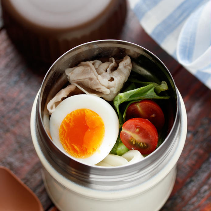 白のスープジャーに入ったサラダうどん