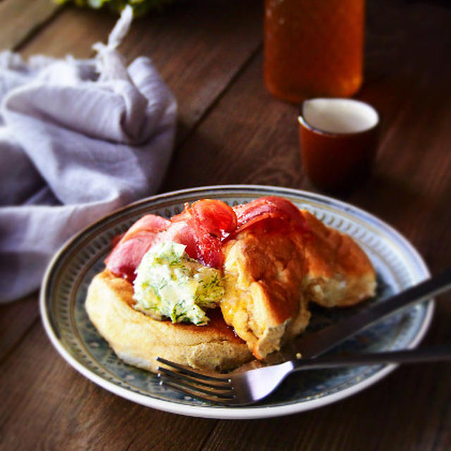 セボリー風味のスフレパンケーキ・ハニーベーコン乗せ