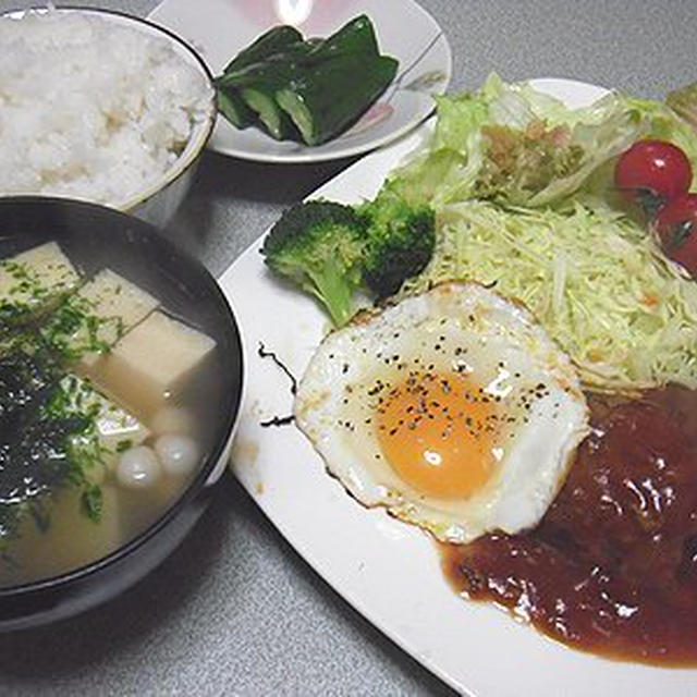 煮込みハンバーグ定食。ナポリタン。