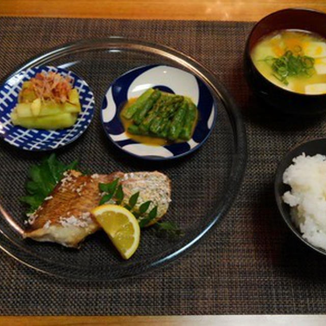 割るのに失敗・・・なんてこった・・・茄子のお浸し♪・・♪