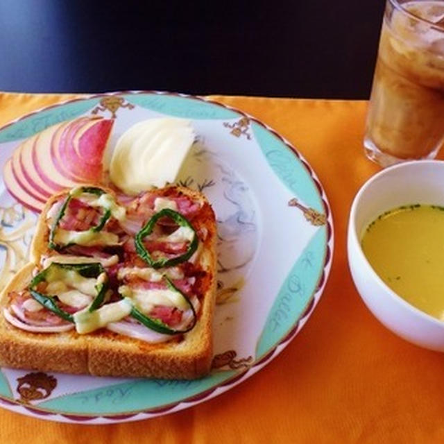 食材が乏しくこれしか浮かばなかったよ・・・ピザトースト♪～♪