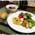 単純男子と食べるおうち飯。鶏もも肉ソテーにアボカド添えとか。