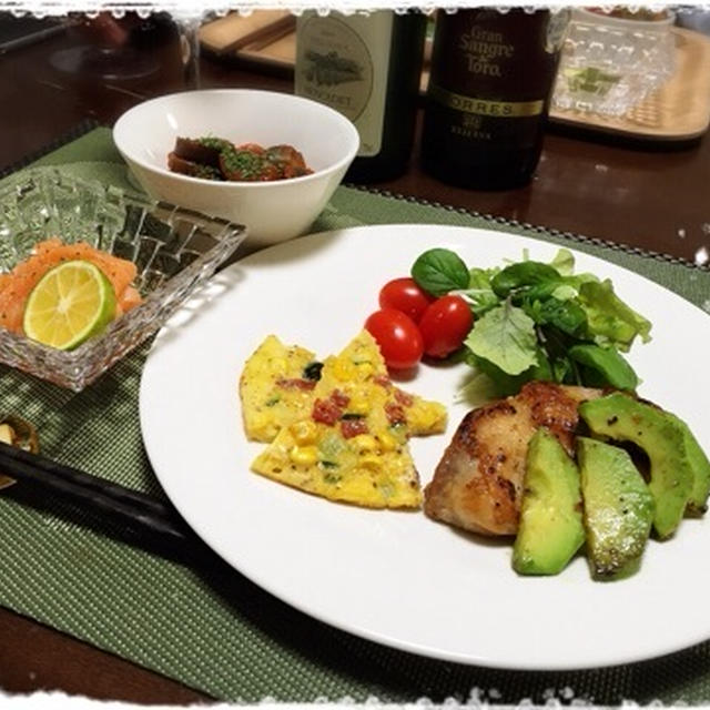 単純男子と食べるおうち飯。鶏もも肉ソテーにアボカド添えとか。