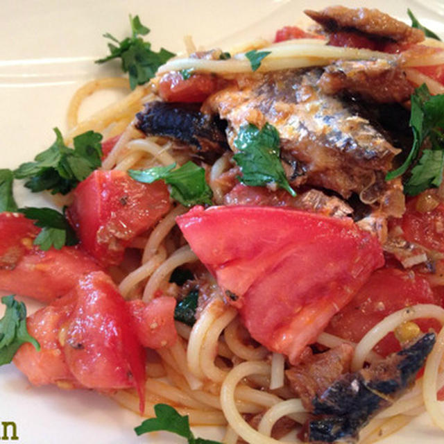 ひと工夫！「トマトとヨーグルトのカプレーゼ」に「トマトとオイルサーディンのオイルパスタ」に「イタリアンパセリバゲット」を添えて。