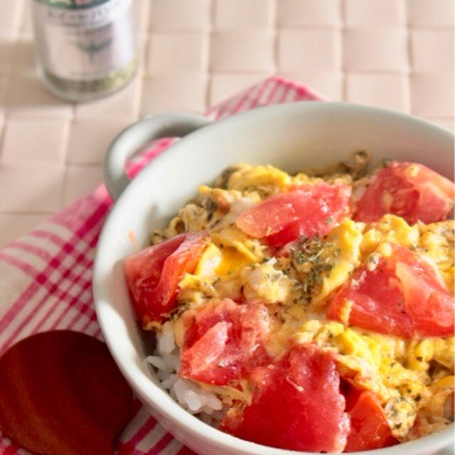 バジルで香り豊かに。半熟ふわとろトマたま丼