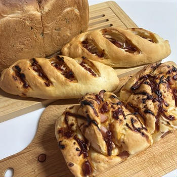 新玉ねぎ入りピザパンと緑茶山食