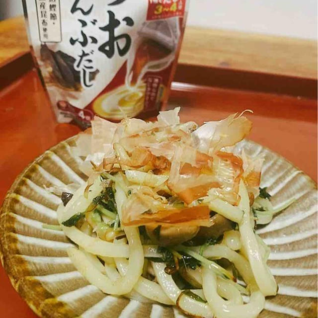 ぎゅう〜っとポーションだしシリーズのかつおこんぶだしで簡単焼きうどん　