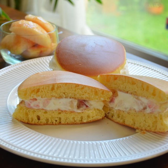 桃のクリームパンケーキサンド♬