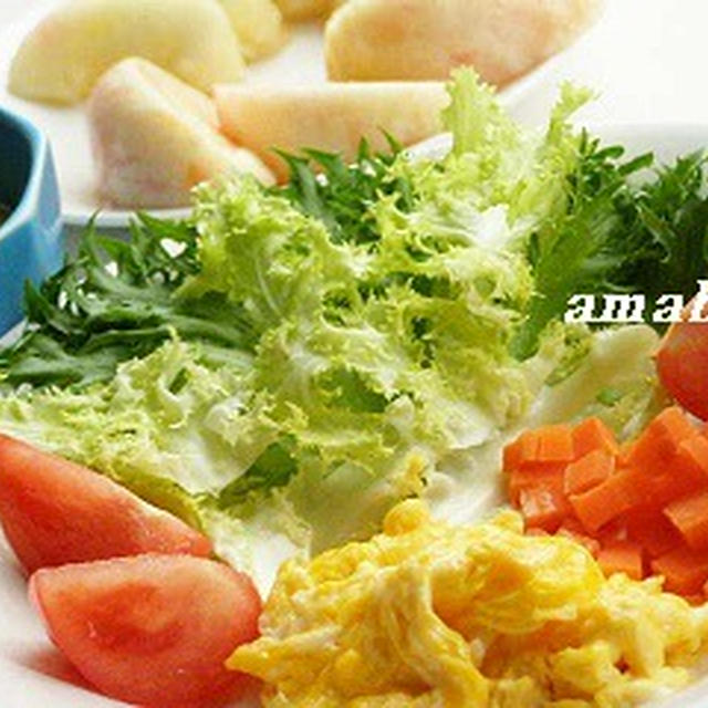 スクランブルエッグと野菜定食