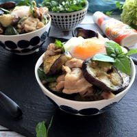 エスニックなどんぶり！ナスと豚バラ肉のナンプラーミックス炒め　温玉のせ