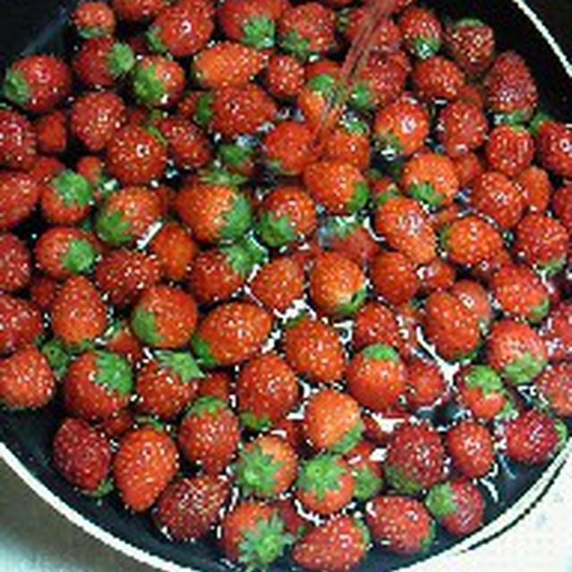 黒糖いちごジャムを煮る。