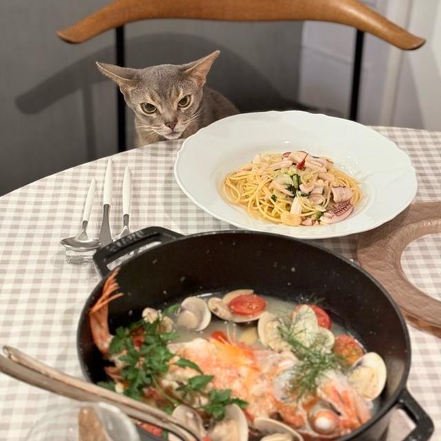 セロリとイカのパスタとアクアパッツァの夜ごはん　お米が高騰してるので…パスタ多めの今日この頃です(〃ω〃)