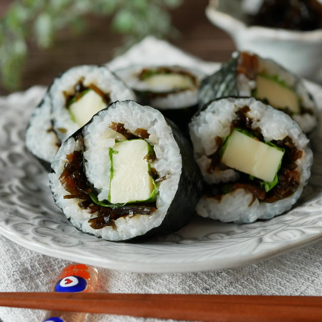 昆布とチーズって合うのね！つぼ漬け昆布で海苔巻き