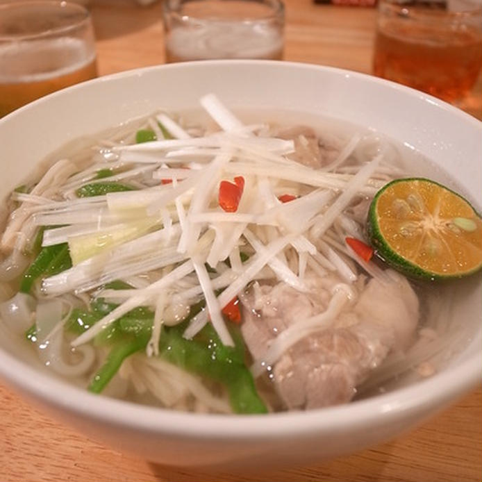 白い丼に盛られている鶏もも肉のシークワーサーフォー