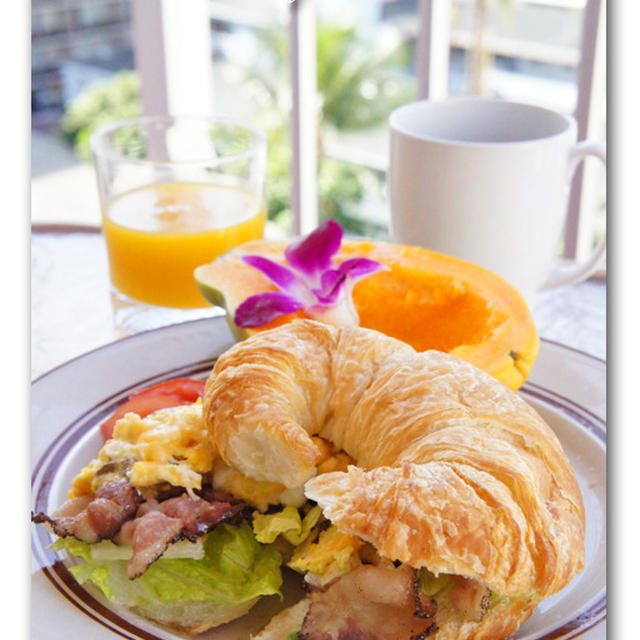 クロワッサンサンドの朝ごはん　ハワイの朝ごはん