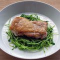 鶏もも肉と豆苗のソテー