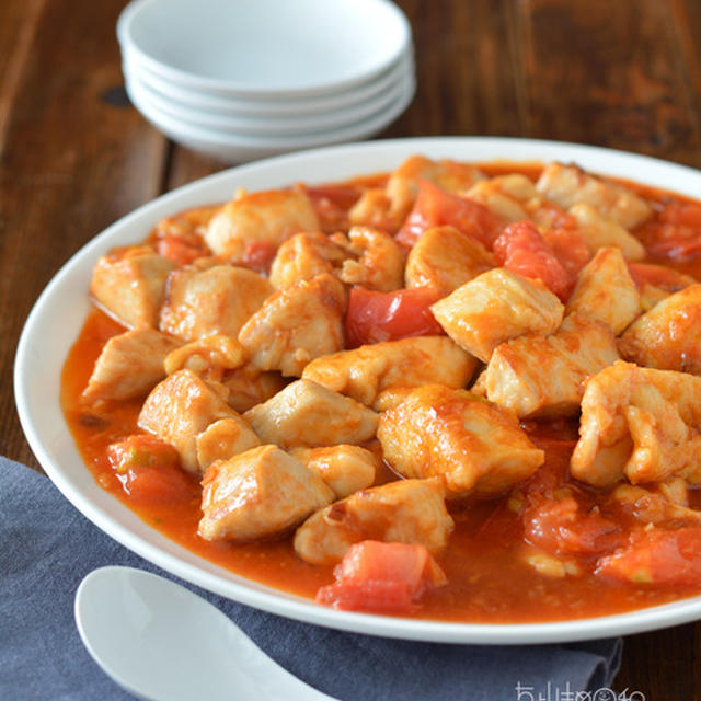 鶏むね肉のコチュトマ炒め。【大皿料理・フライパンひとつ】　レンジ副菜のごはんの日。