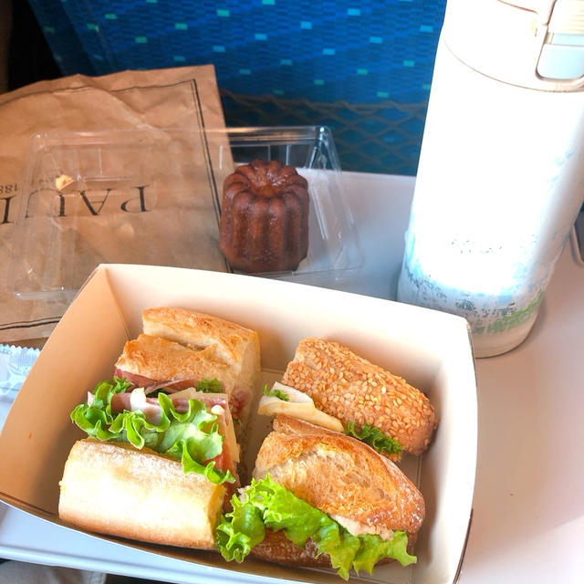 新幹線で朝ごはんです！！