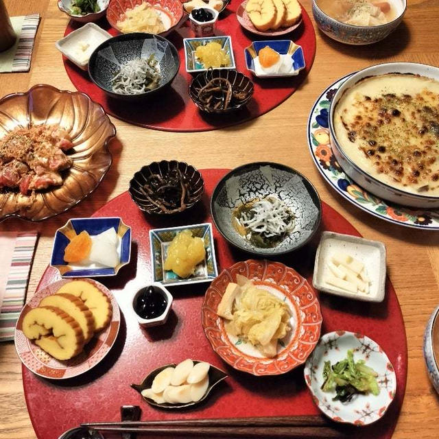 ムール貝ときのこのグラタン、トマトとたまごのサラダ、小鉢10品で晩酌
