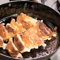 スキレットで美味しい餃子を焼く方法を「味の素の冷凍餃子」と「手作り餃子」の2方向から詳しく説明