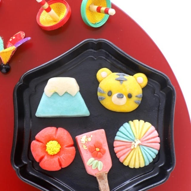 和菓子　トラさんとお正月の練りきり