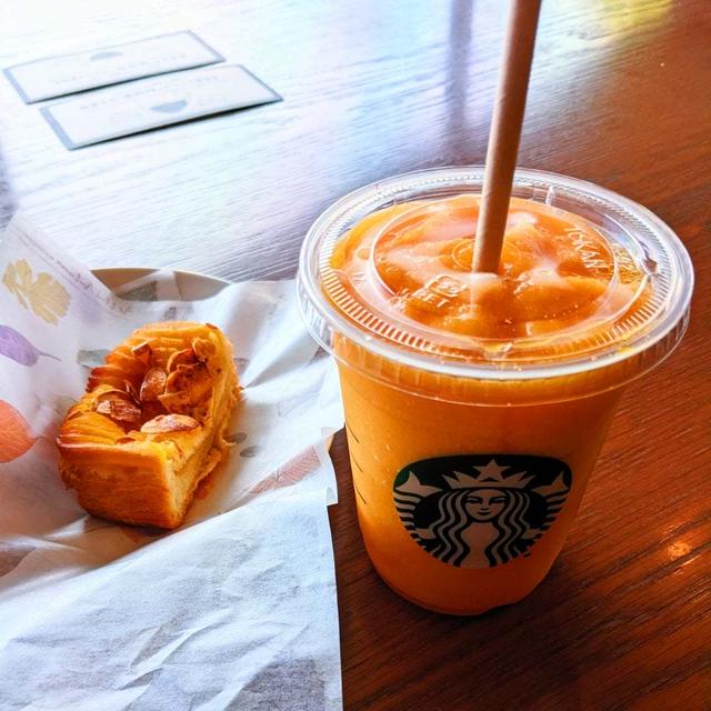マンゴーパッションティーフラペチーノとスイートポテトデニッシュ