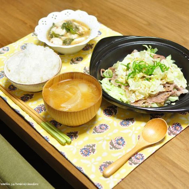 母ちゃん鍋で豚しゃぶのキャベツ蒸しと豆腐のそぼろ煮