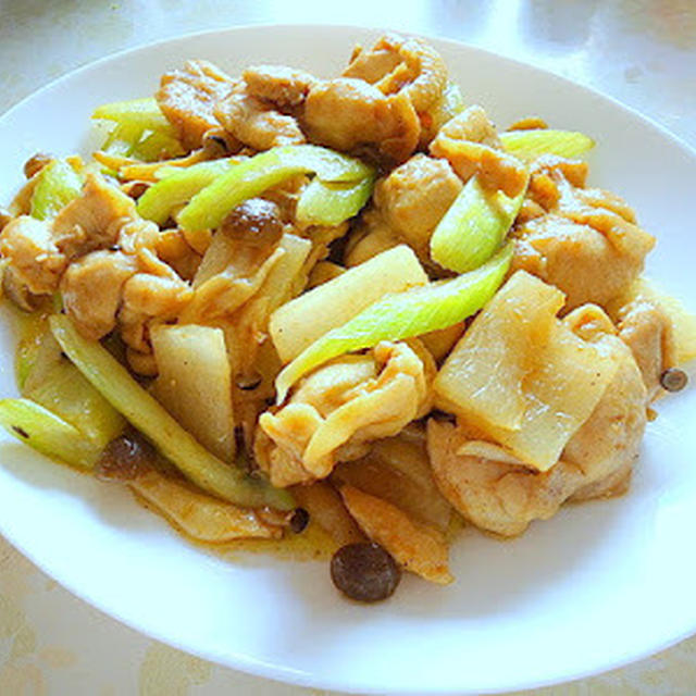 ココナッツミルクの風味と香辛料の辛さで食欲が進む " タイ風鶏もも肉と大根の炒めもの " 