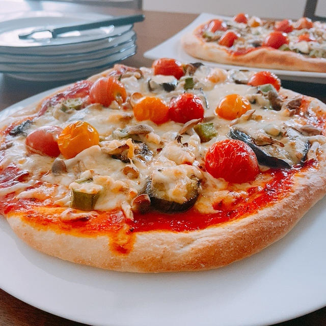 今日のお昼は収穫野菜で夏野菜ピザと懐かしいw