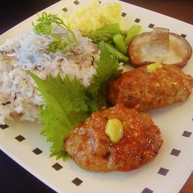 梅干しピラフしらすトッピングとつくねのワンプレート