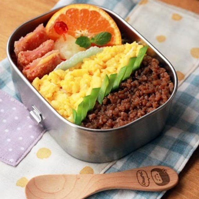 鶏そぼろとハムカツのお弁当