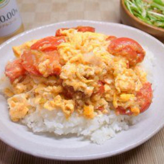 トマトと卵の炒めかけご飯、水菜とミョウガの醤油ドレッシング・サラダ